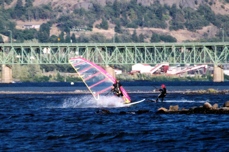 17Hood River Surfin